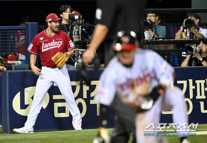 'I can't believe it's triple fat...' Third baseman → second baseman → first baseman → catcher tagout. It was on the first and third bases with no outs, but the inning ended with a ground ball in front of the third base