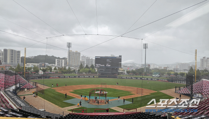 'It's an era of 8.47 million spectators.' It turned into a downpour in the blink of an eye! The huge tarpaulin was hurriedly taken out. Can the Gwangju KIA-Lotte match be held? 