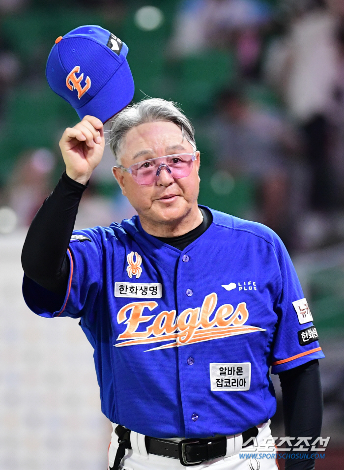 Out of 13 games, 11 wins! Blue Hanwha won again! Manager Kim Kyung-moon 'Praise the players who did their best to the end''