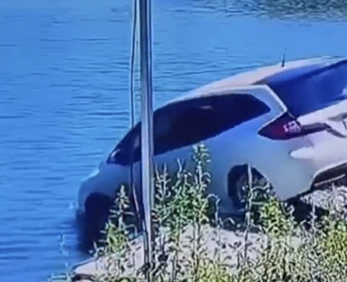 The parked car rolled over and on the lake 'Flood'2 kids'Arenzy'