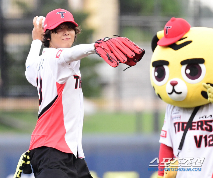  Lee Hong-ki 'Powerful first pitch like a player'