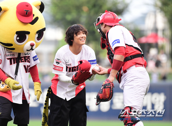  Lee Hong-ki 'Wishing the Tiger Corps to win the first pitch'