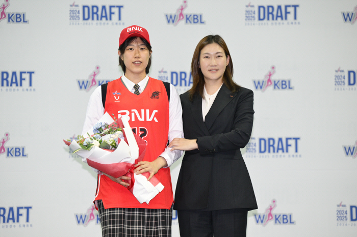 Shinhan Bank's No. 1 Hong Yoo-soon and BNK's No. 2 Kim Do-yeon. Women's professional basketball rookie draft succession (roundup)