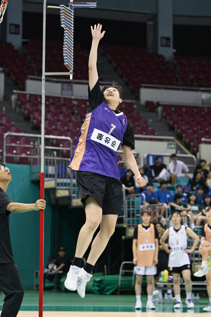 Shinhan Bank's No. 1 overall draft of women's basketball rookie. Hong Yoo-soon, a Korean Japanese, was selected by surprise