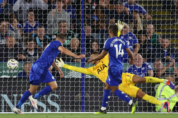 Son Heung-min couldn't laugh at the opening game...Silence at full-time →'Spurs killer body equalizer' Tottenham draw 1-1 against Leicester