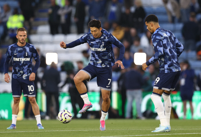 Son Heung-min couldn't laugh at the opening game...Silence at full-time →'Spurs killer body equalizer' Tottenham draw 1-1 against Leicester