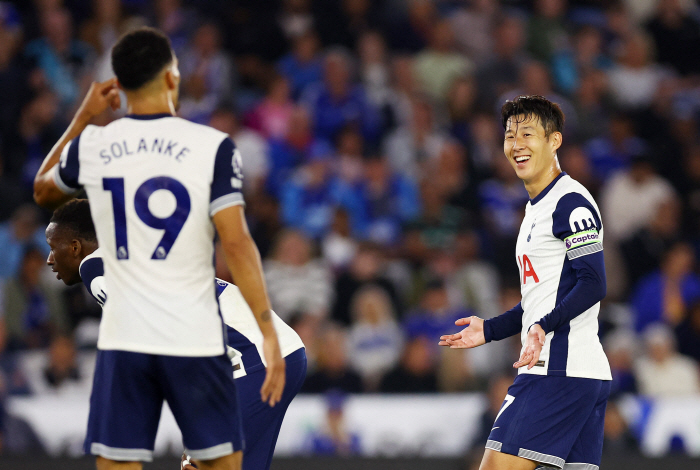 Son Heung-min couldn't laugh at the opening game...Silence at full-time →'Spurs killer body equalizer' Tottenham draw 1-1 against Leicester