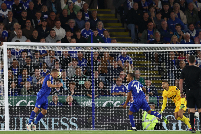 Son Heung-min couldn't laugh at the opening game...Silence at full-time →'Spurs killer body equalizer' Tottenham draw 1-1 against Leicester