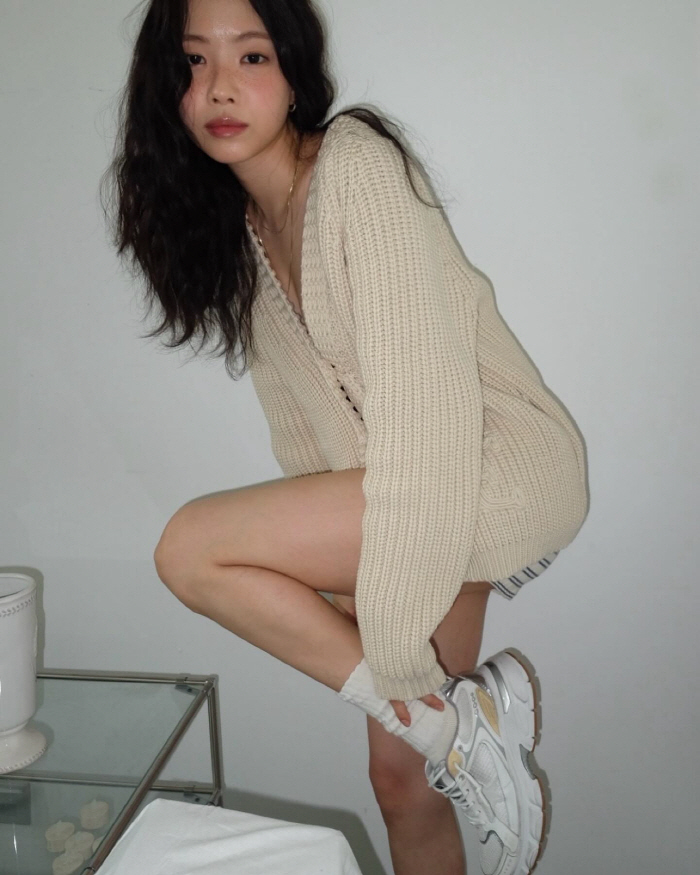 Son Na Eun, 'Slim angular beauty'... Missing bottom fashion...Lovely. 'Charming rich'