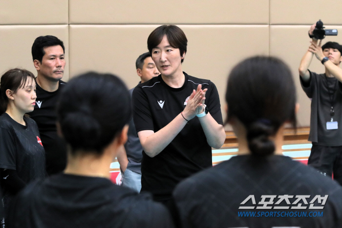 'There is a yearning for victory.' I'm going to Japan for 10 hours. Still, the youngest team (SC Jeon Jeon-hoon) who trained for the first time with a smile