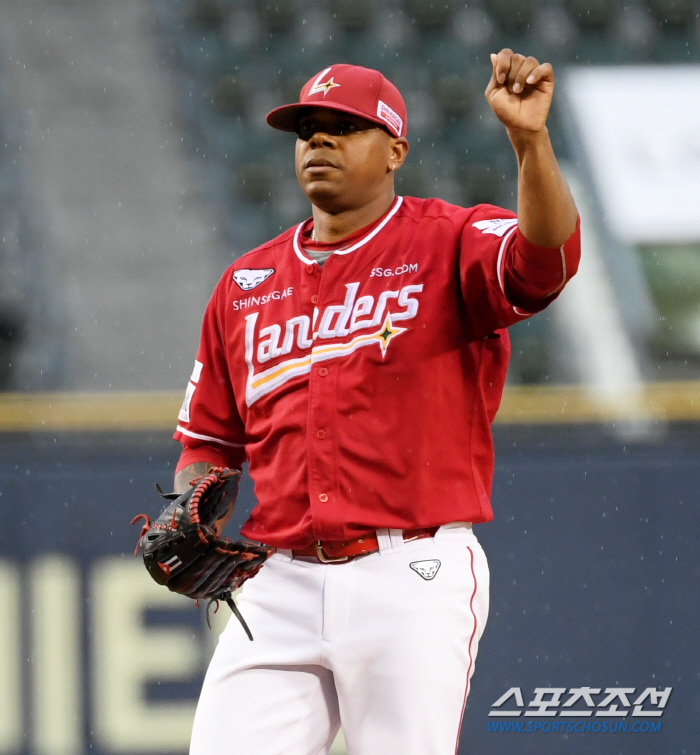 '8th episode again, Noh Kyung-eun. Austin, double, but...' Elias 7 scoreless innings  Otaegon wedge two-run shot SSG and LG won 5-1 completely. a four-game losing streak. LG has five hits and empty space 