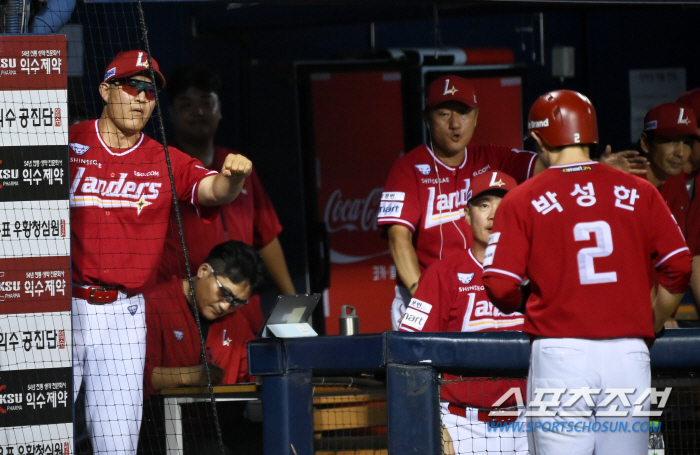 '8th episode again, Noh Kyung-eun. Austin, double, but...' Elias 7 scoreless innings  Otaegon wedge two-run shot SSG and LG won 5-1 completely. a four-game losing streak. LG has five hits and empty space 