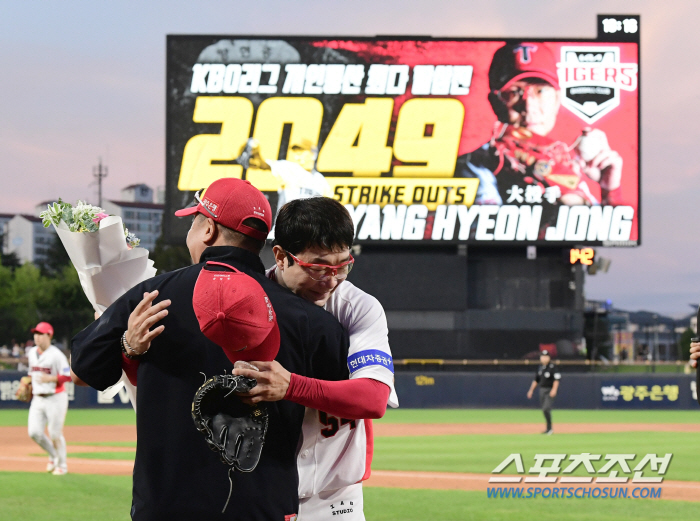 'Hyun-jong, you have to break the record for the most wins as well' The proud flower director's heartfelt congratulations. A new history written by 'Great Pitcher' 