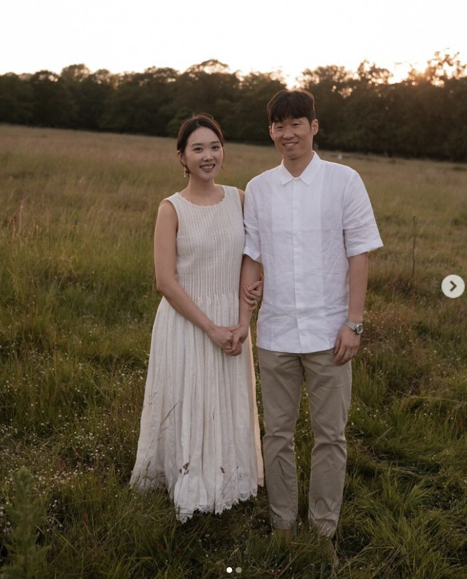 'I Will Cheer Up Looking At You' Park Ji-sung ♥ Kim Min-ji Picture-like Family Photo