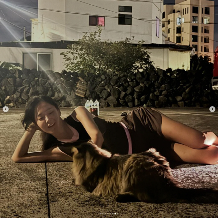 Kwon Yu-ri is healing yoga in the yard of a Jeju island house