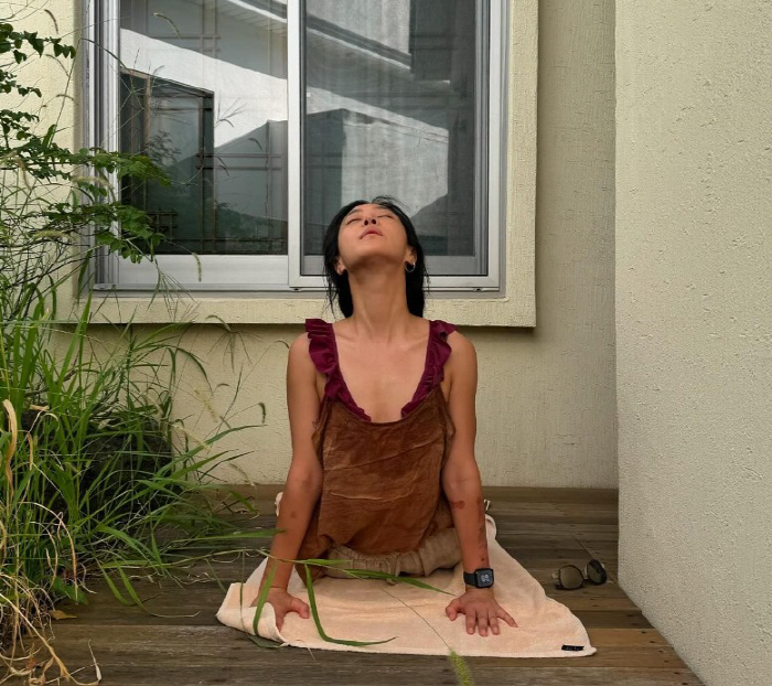 Kwon Yu-ri is healing yoga in the yard of a Jeju island house