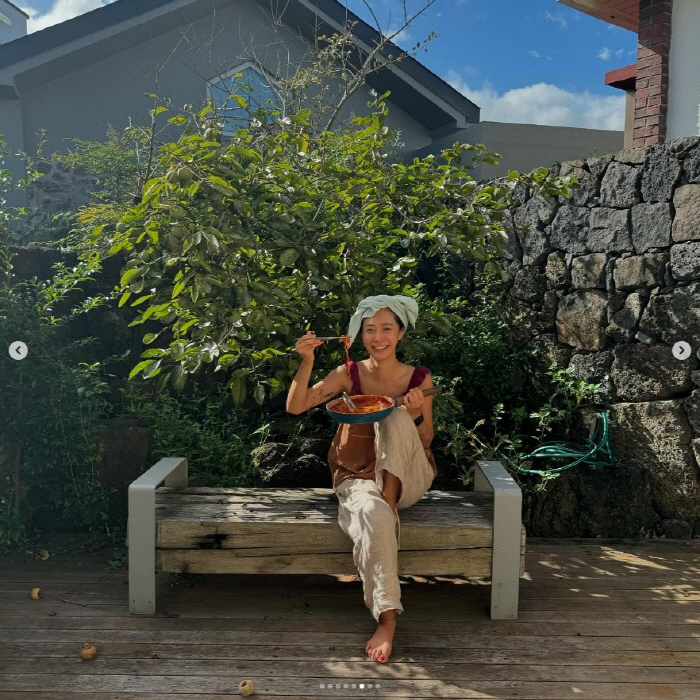 Kwon Yu-ri is healing yoga in the yard of a Jeju island house