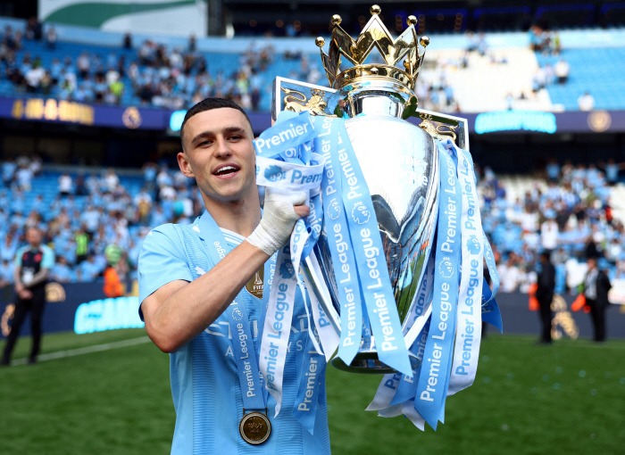 'Now is the Foden Era' Phil Foden won the PFA Player of the Year following the EPL Player of the Year!...The Young Player Award is for Call Palmer