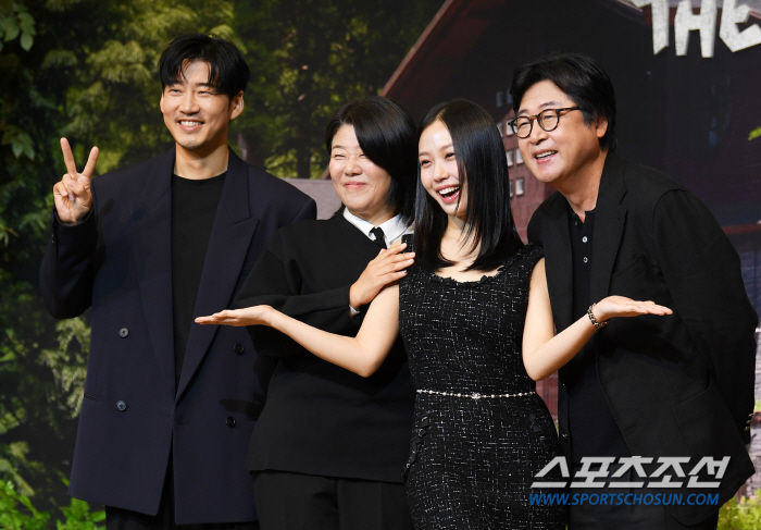  Yoon Kye-sang - Lee Jung-eun - Go Min-si - Kim Yoon-seok  'Fantastic chemistry in a forest where there is no one'