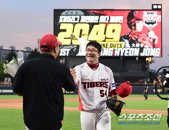 Song Jin-woo, the legendary pitcher who rose to the top of the list! '100K → 2049K' for the 10th consecutive year's strikeout history No. 1 'Elevation' 