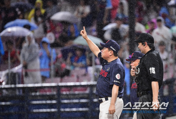 'Wince at Lotte's protest?' 1 point difference  KIA suspension at 1st and 2nd bases with no outs! The head coach of both teams is angry → Fans are confused. 