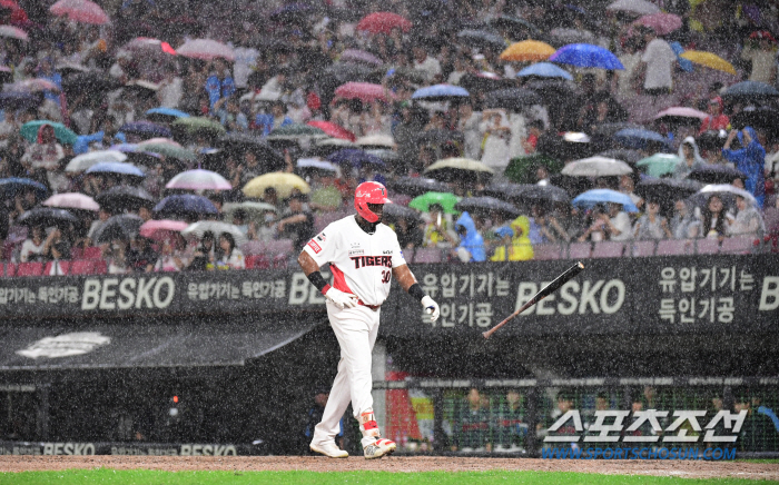 'Wince at Lotte's protest?' 1 point difference  KIA suspension at 1st and 2nd bases with no outs! The head coach of both teams is angry → Fans are confused. 