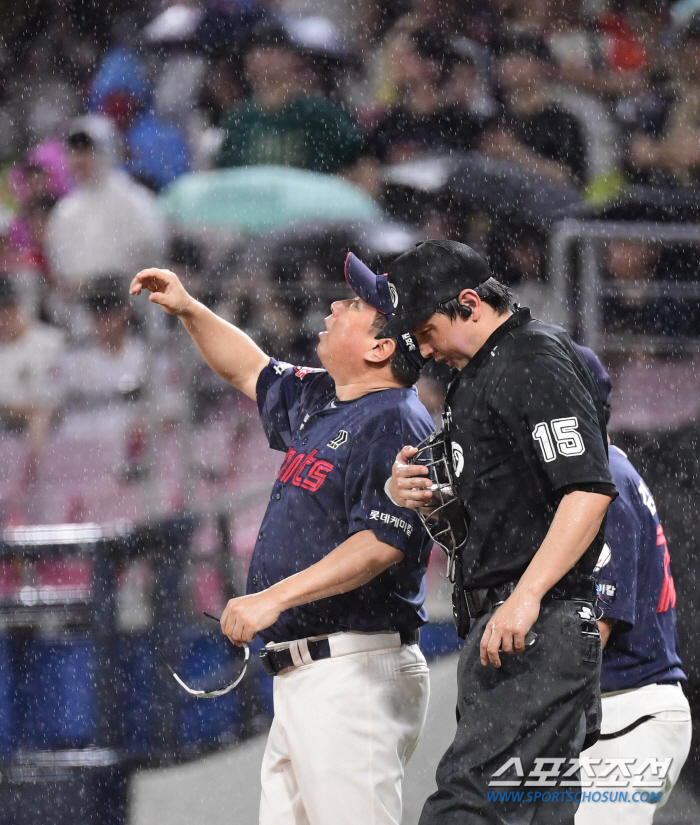 'Wince at Lotte's protest?' 1 point difference  KIA suspension at 1st and 2nd bases with no outs! The head coach of both teams is angry → Fans are confused. 