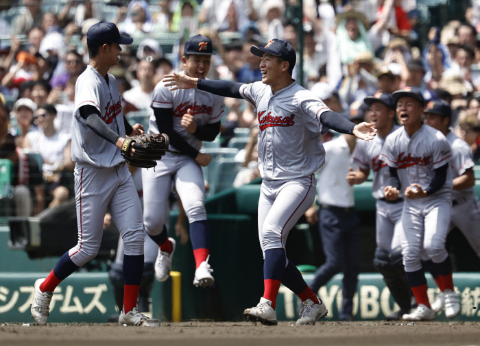 160 students from all over Kyoto International High School, 61 out of 73 male students who advanced to the miraculous Koshien final were baseball teams, second-year ace 23 scoreless innings, monster throws 