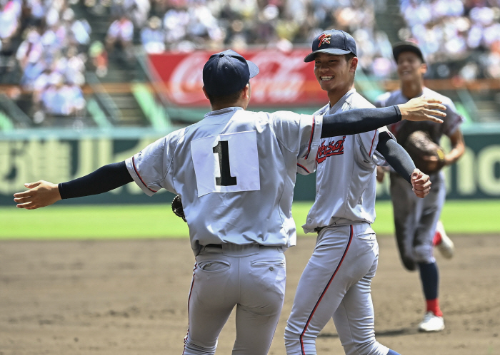 160 students from all over Kyoto International High School, 61 out of 73 male students who advanced to the miraculous Koshien final were baseball teams, second-year ace 23 scoreless innings, monster throws 