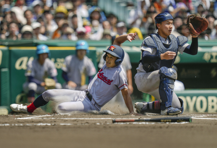 160 students from all over Kyoto International High School, 61 out of 73 male students who advanced to the miraculous Koshien final were baseball teams, second-year ace 23 scoreless innings, monster throws 