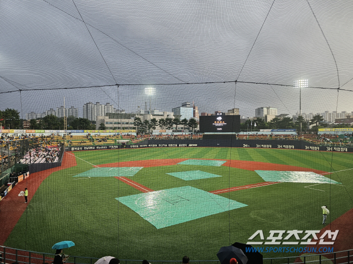 Cheongju Stadium, soaked in rain, canceled the rain in the end against NC-Hanwha 'Further organization'