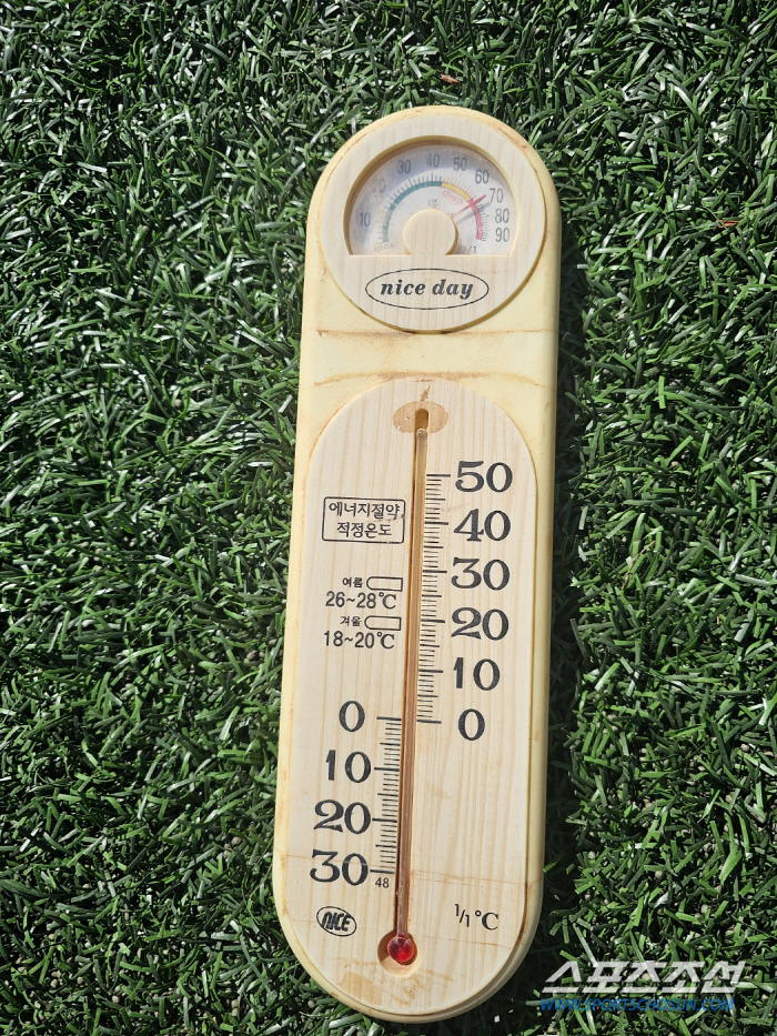 'Everything looks like it's going to fall down.' Temperature surpassed 50 degrees Celsius on the surface of the effective heat wave warning, and Pohang announced the cancellation of the game