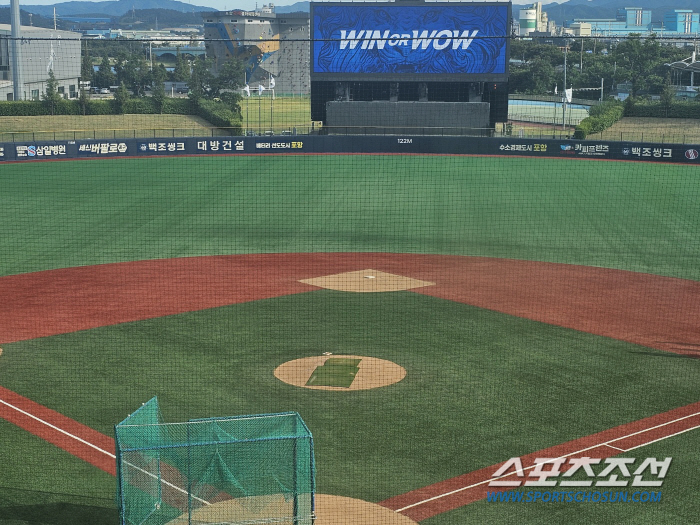 'Everything looks like it's going to fall down.' Temperature surpassed 50 degrees Celsius on the surface of the effective heat wave warning, and Pohang announced the cancellation of the game