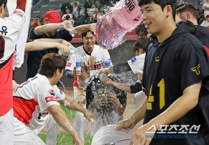 'From the master of the water ceremony to the main character...' Yang Hyun-jong, a new strikeout record, celebrates his colleagues who were better than the record (Gwangju Field)