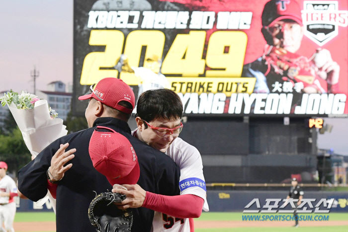 'From the master of the water ceremony to the main character...' Yang Hyun-jong, a new strikeout record, celebrates his colleagues who were better than the record (Gwangju Field)