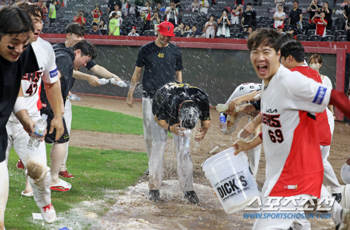 'From the master of the water ceremony to the main character...' Yang Hyun-jong, a new strikeout record, celebrates his colleagues who were better than the record (Gwangju Field)