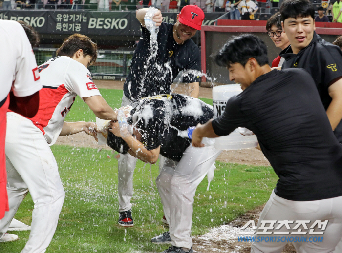 'From the master of the water ceremony to the main character...' Yang Hyun-jong, a new strikeout record, celebrates his colleagues who were better than the record (Gwangju Field)