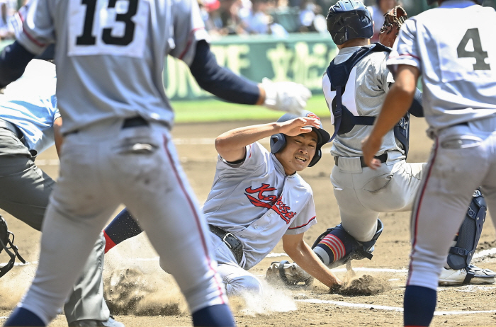 'I'm a Kyoto person, but I'm rooting for the other team from the bottom of my heart.' People who are uncomfortable with the miracle of Kyoto International High School