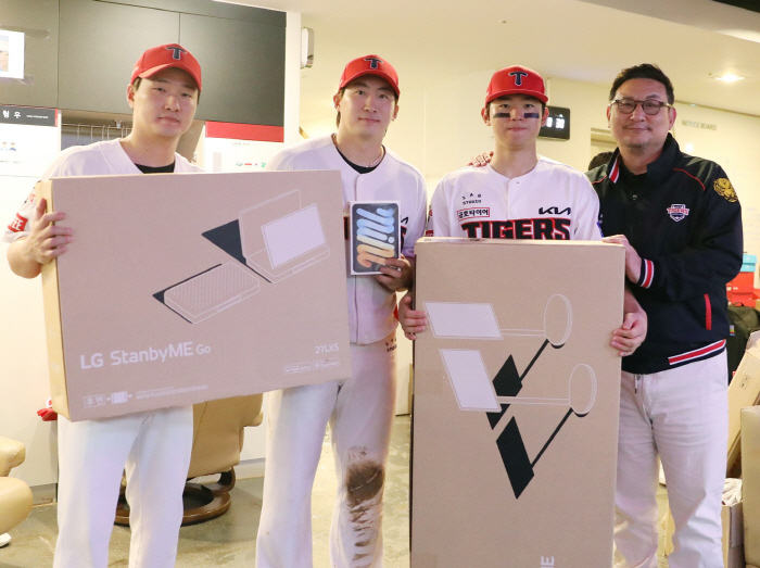 'Leading the line!' KIA owner Song Ho-sung presents home appliances to the team