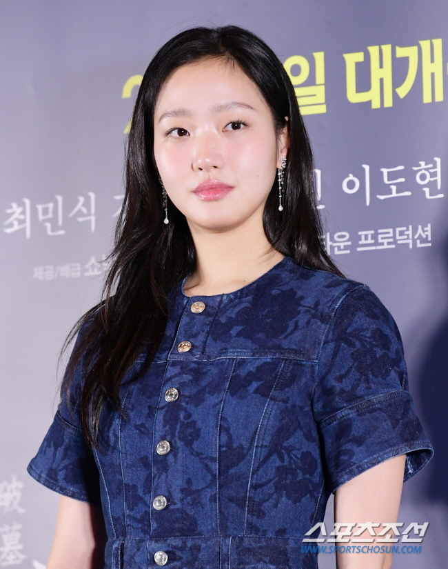  Kim Go-eun, holding the 'Loving Law of the Large City' and Toronto..Red Carpet → Audience Talk