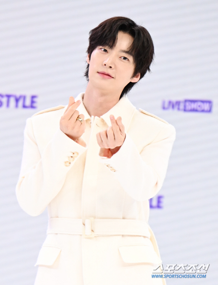  Ahn Jaehyun, a finger heart full of love