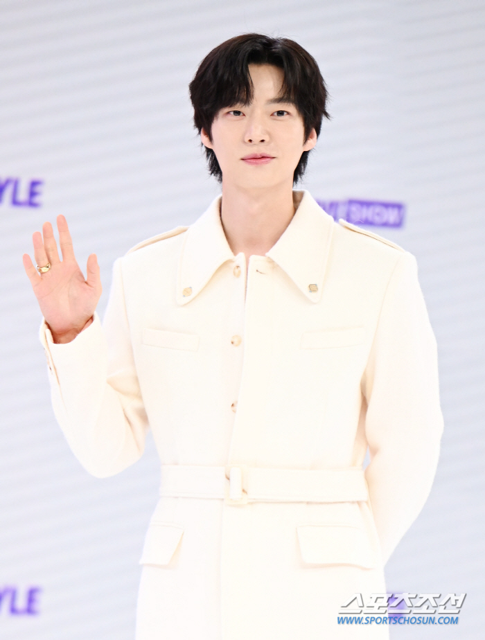  Ahn Jaehyun, the prince's hand greeting