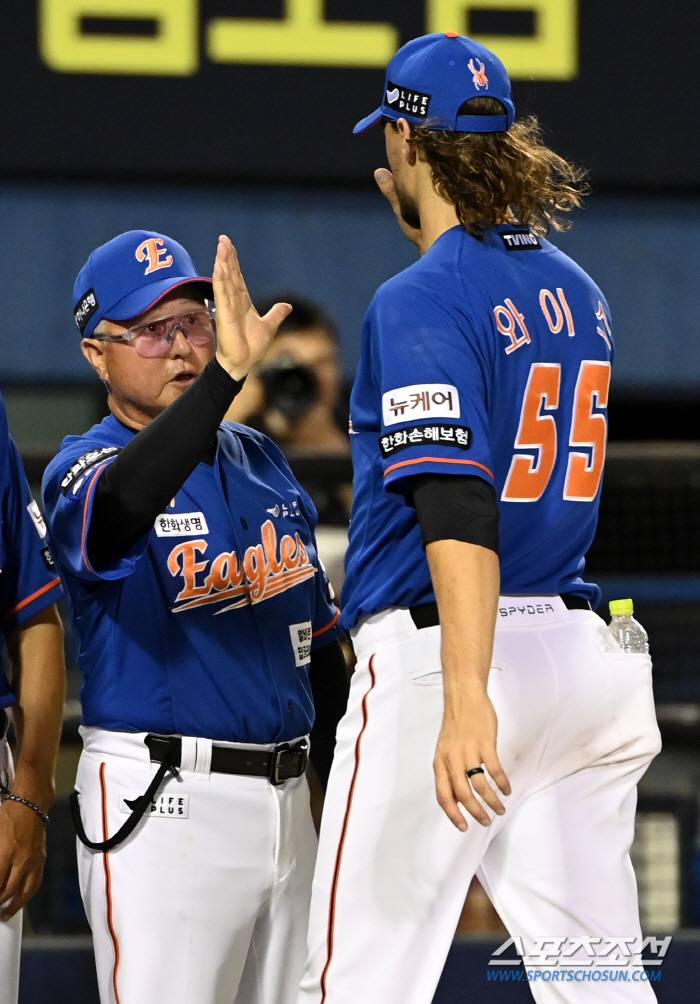 'This is the last chance' The embers that didn't go out...Hanwha's first trip to autumn baseball in six years depends on 'this game' 