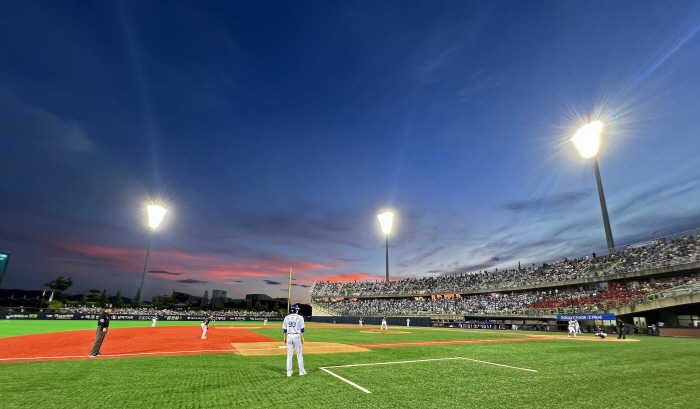 Two walks in one game is also rare, but did Pohang Baseball Stadium, which used to be 'better', hinder Samsung's winning streak? Is it the athlete's excessive sensitivity