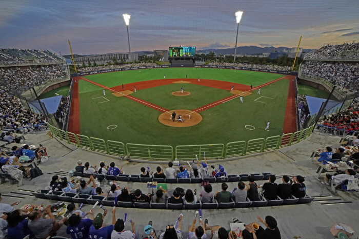 Two walks in one game is also rare, but did Pohang Baseball Stadium, which used to be 'better', hinder Samsung's winning streak? Is it the athlete's excessive sensitivity