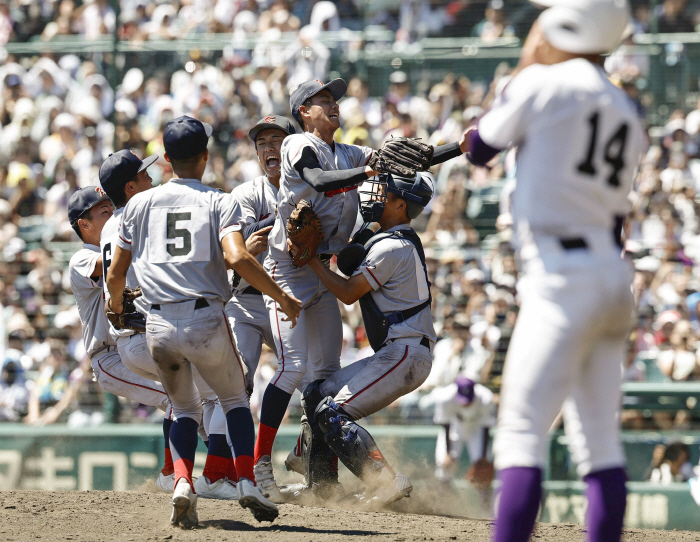 'East Sea' Escape the Great Crisis with No Man-ru in the 10th inning of extra time! Kyoto International High School won its first dramatic 2-1 victory after a bloody battle 