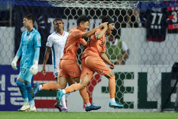 'Kim Joo-gong's revival gun  Nam Tae-hee's first attack P' Jeju escaped sluggish away against Suwon FC