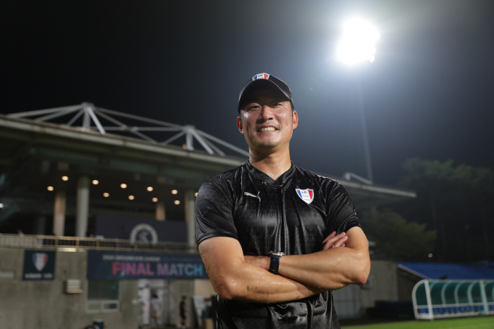 Suwon Manager Lee Jong-chan, who led the U15 Youth Championship for the first time, 'I hope the players will grow further with this victory'