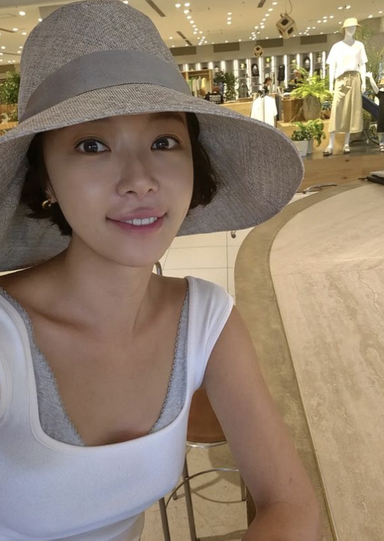 'Divorated romantic relationship → breakup' Hwang Jung-eum's smile after cutting her hair and regaining it. Happy daily life