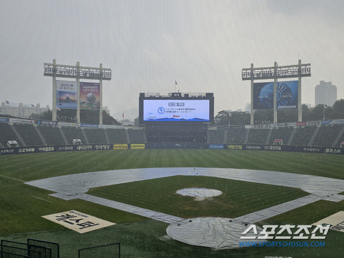 'It's raining! Let's go in'Hanwha Training Block is an instant water bath at the shower Jamsil Stadium, can the game begin